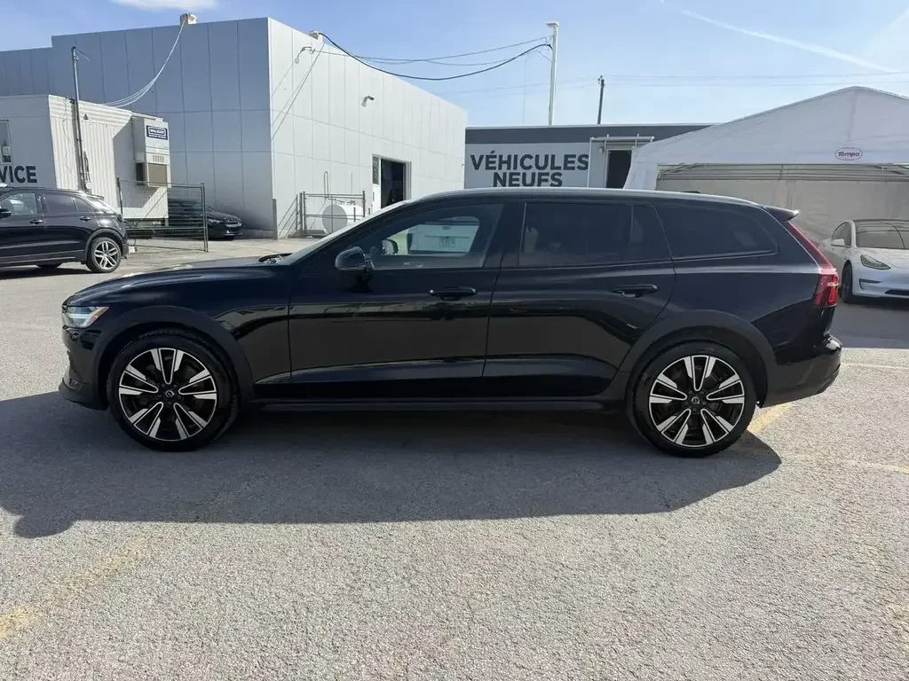 Volvo V60 Cross Country снимка Volvo V60 Cross Country
