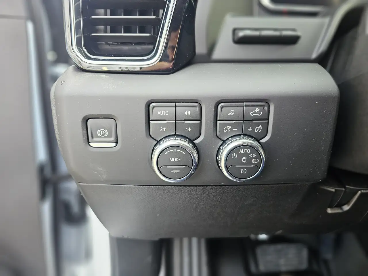 GMC Sierra 3500HD снимка GMC Sierra 3500HD