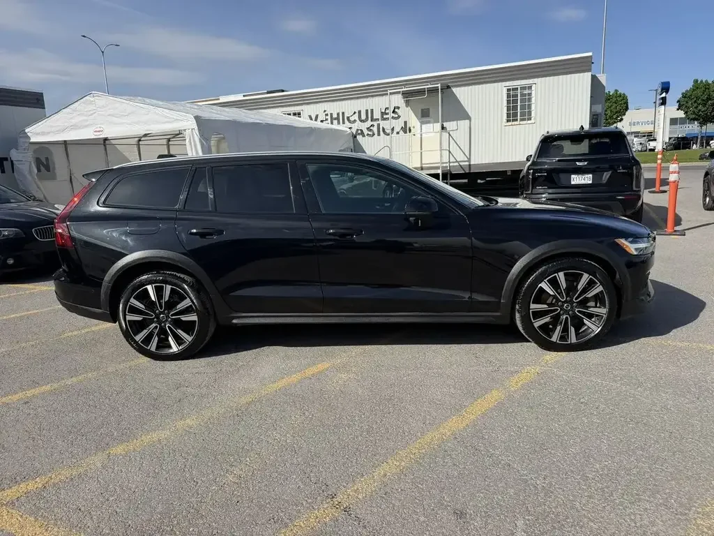 Volvo V60 Cross Country снимка Volvo V60 Cross Country