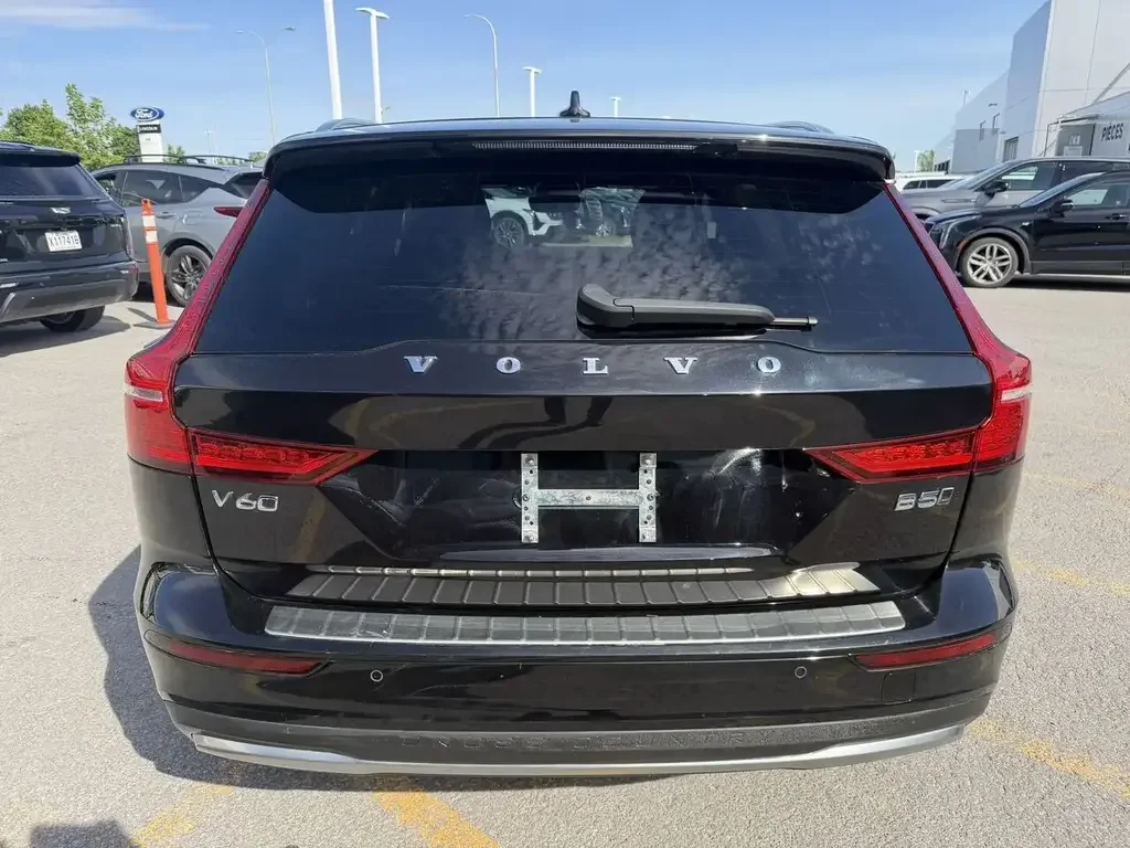 Volvo V60 Cross Country снимка Volvo V60 Cross Country