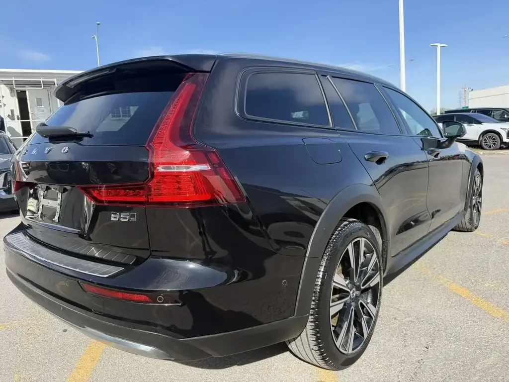 Volvo V60 Cross Country снимка Volvo V60 Cross Country
