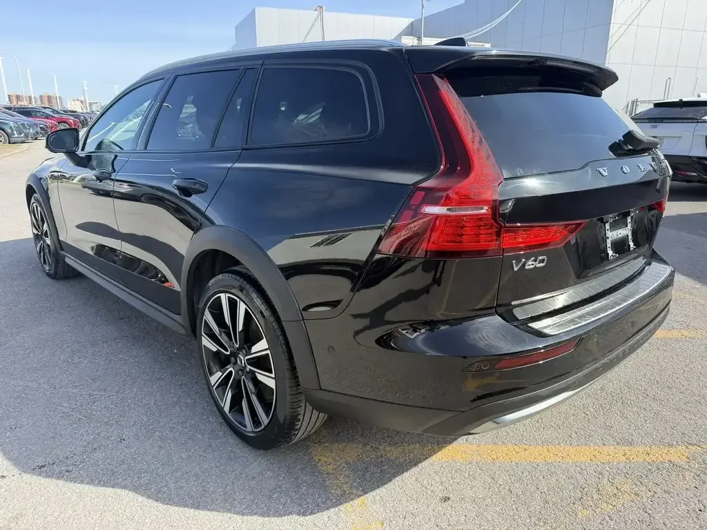 Volvo V60 Cross Country снимка Volvo V60 Cross Country