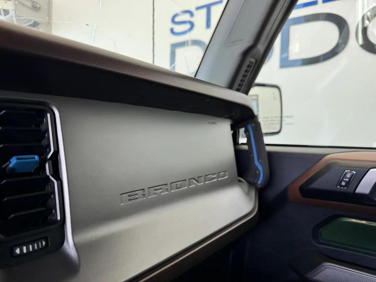 Ford Bronco photo Ford Bronco