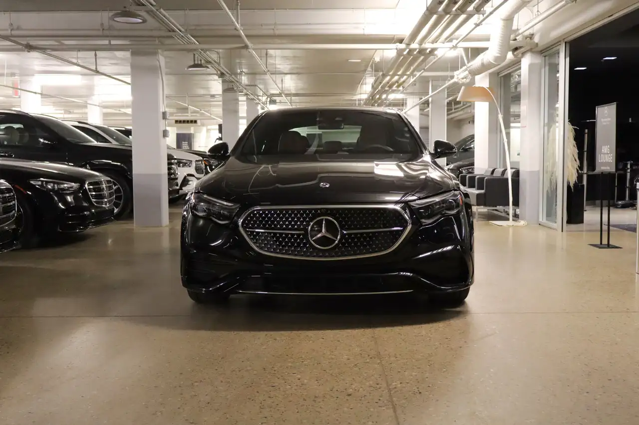 Mercedes-Benz E-Class снимка Mercedes-Benz E-Class