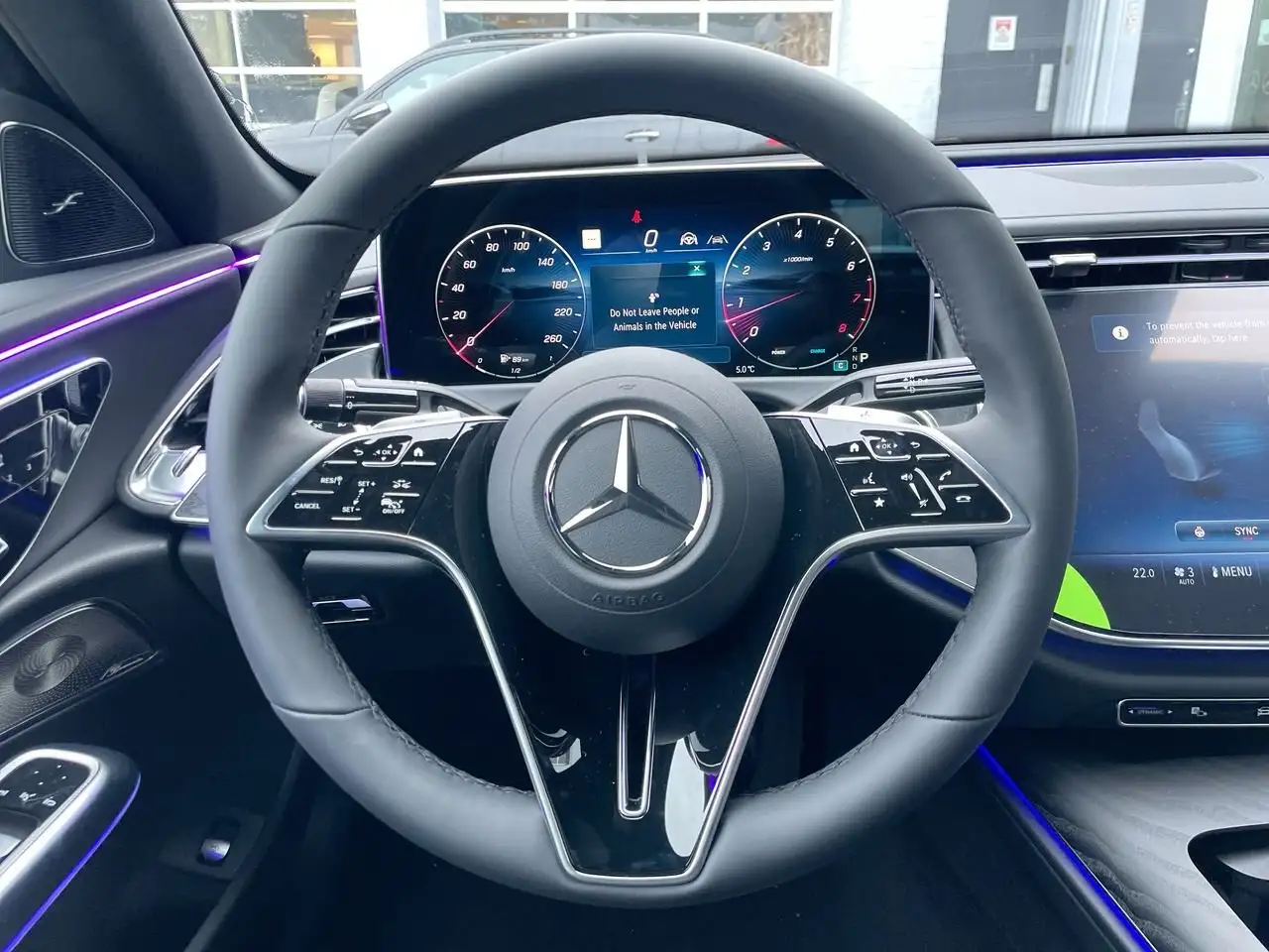 Mercedes-Benz E-Class снимка Mercedes-Benz E-Class