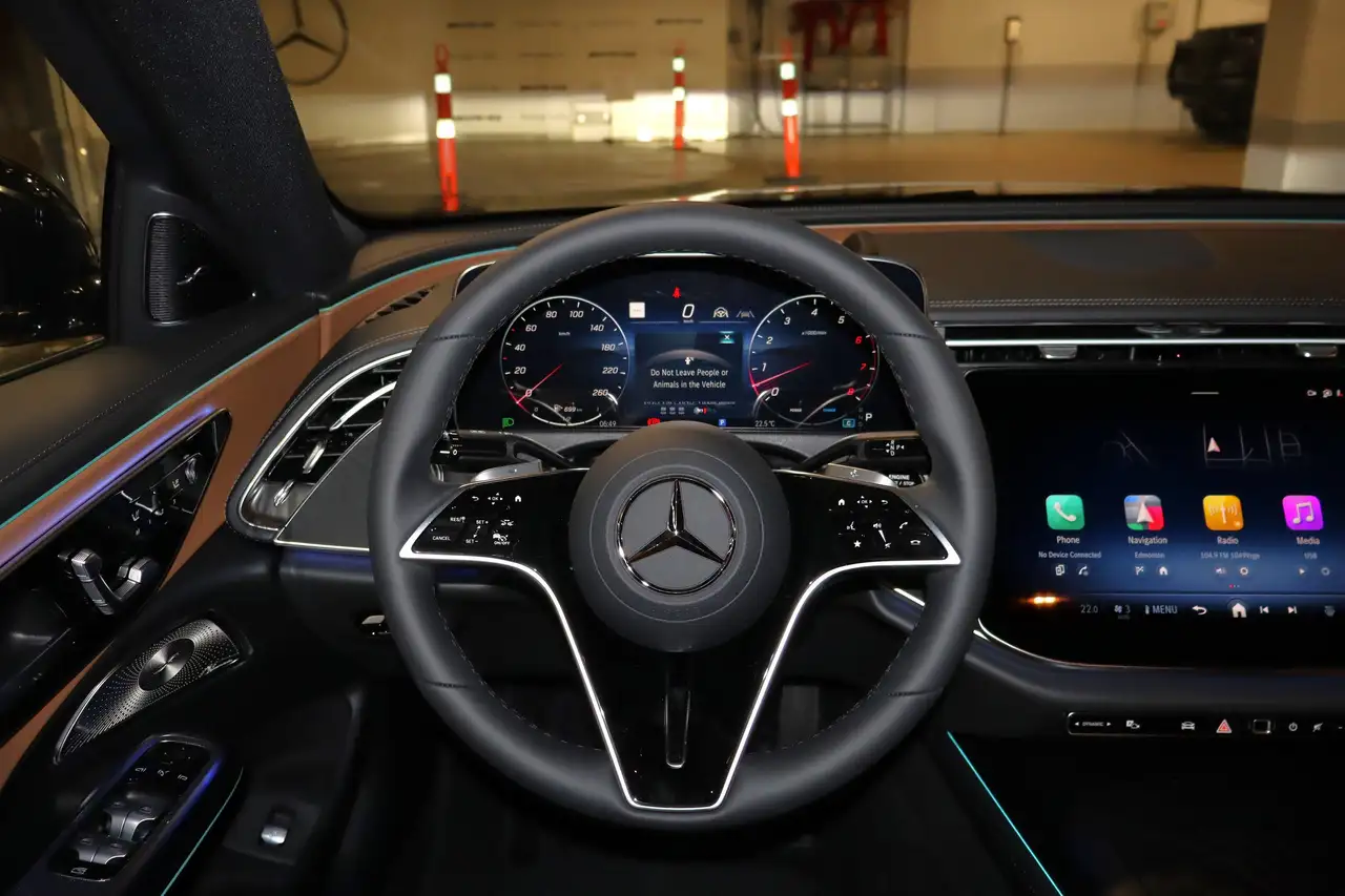 Mercedes-Benz E-Class снимка Mercedes-Benz E-Class