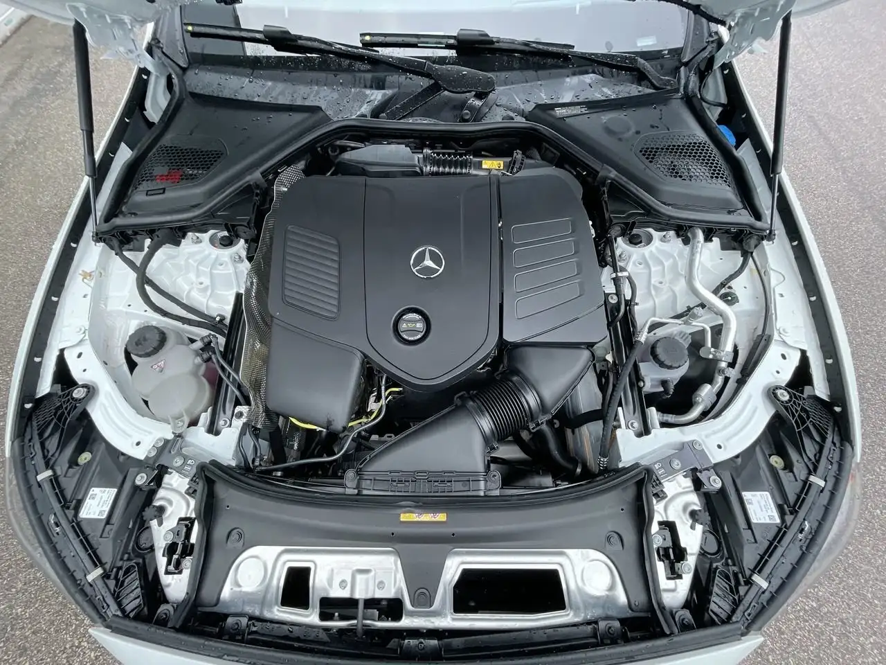 Mercedes-Benz E-Class снимка Mercedes-Benz E-Class