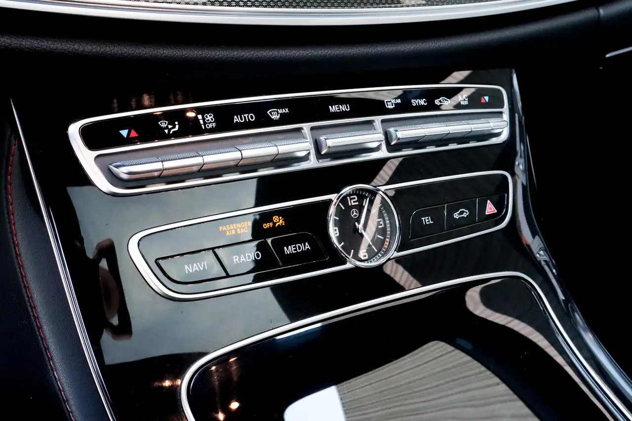 Mercedes-Benz E-Class снимка Mercedes-Benz E-Class