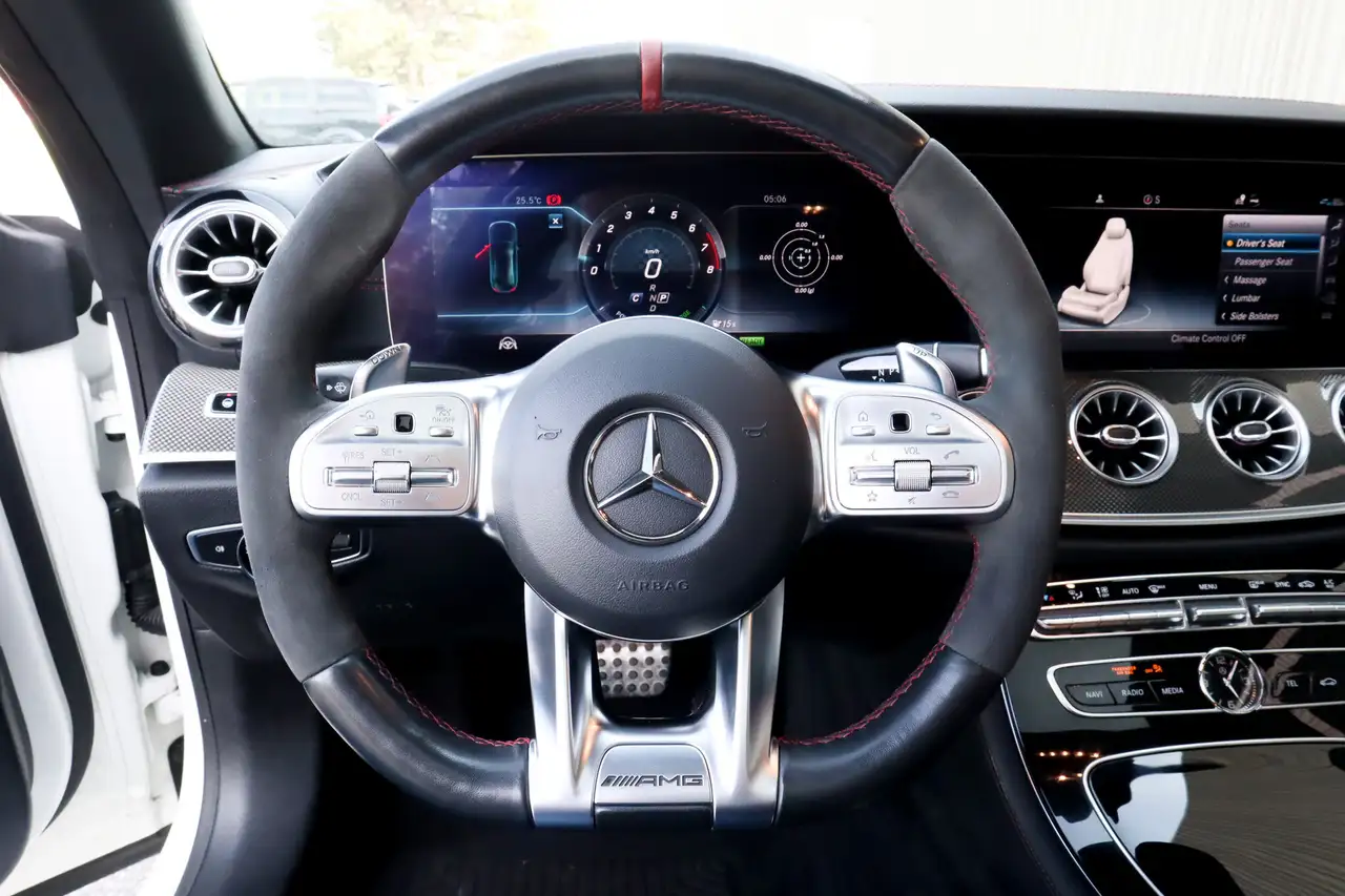 Mercedes-Benz E-Class снимка Mercedes-Benz E-Class