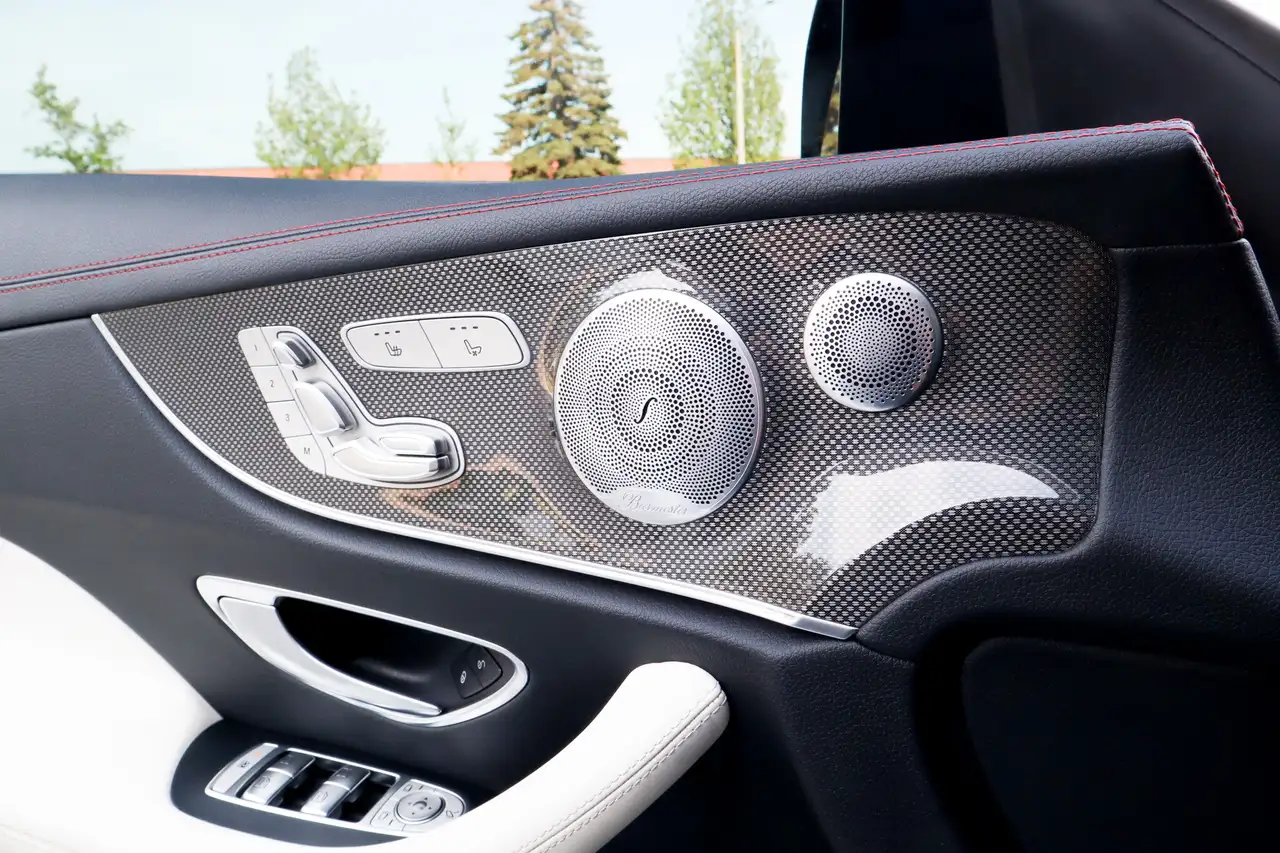 Mercedes-Benz E-Class снимка Mercedes-Benz E-Class
