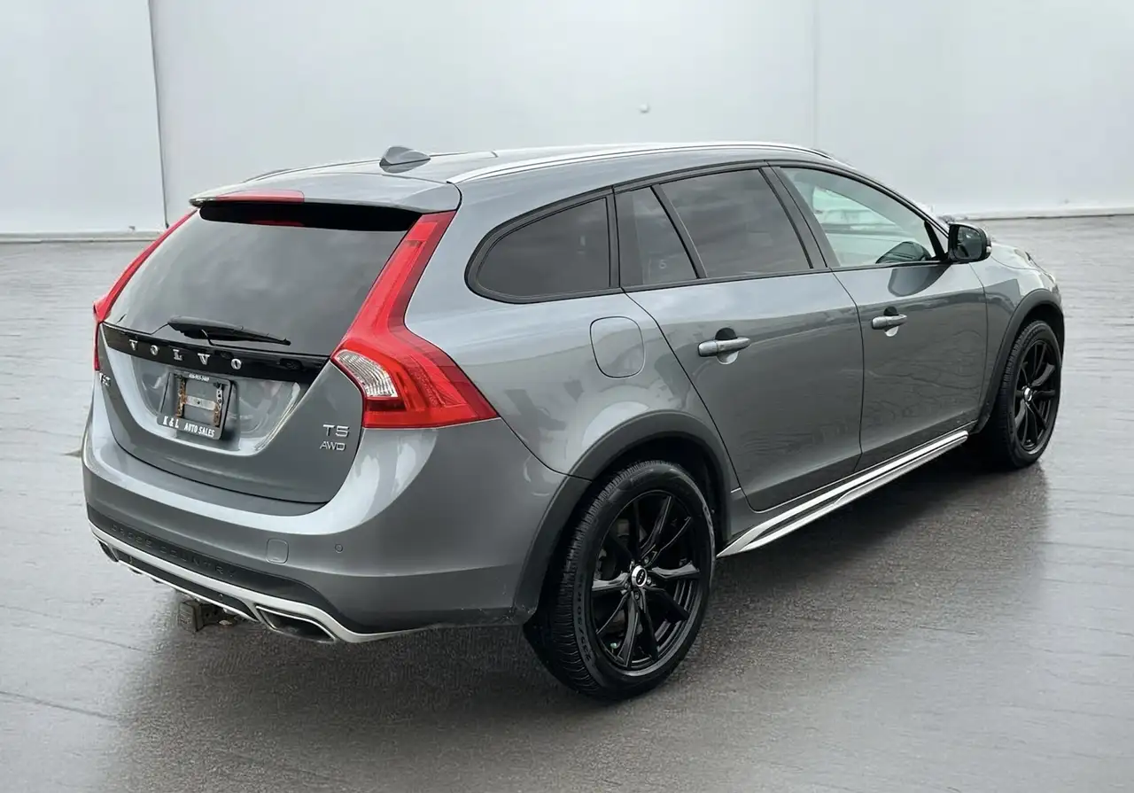 Volvo V60 Cross Country снимка Volvo V60 Cross Country