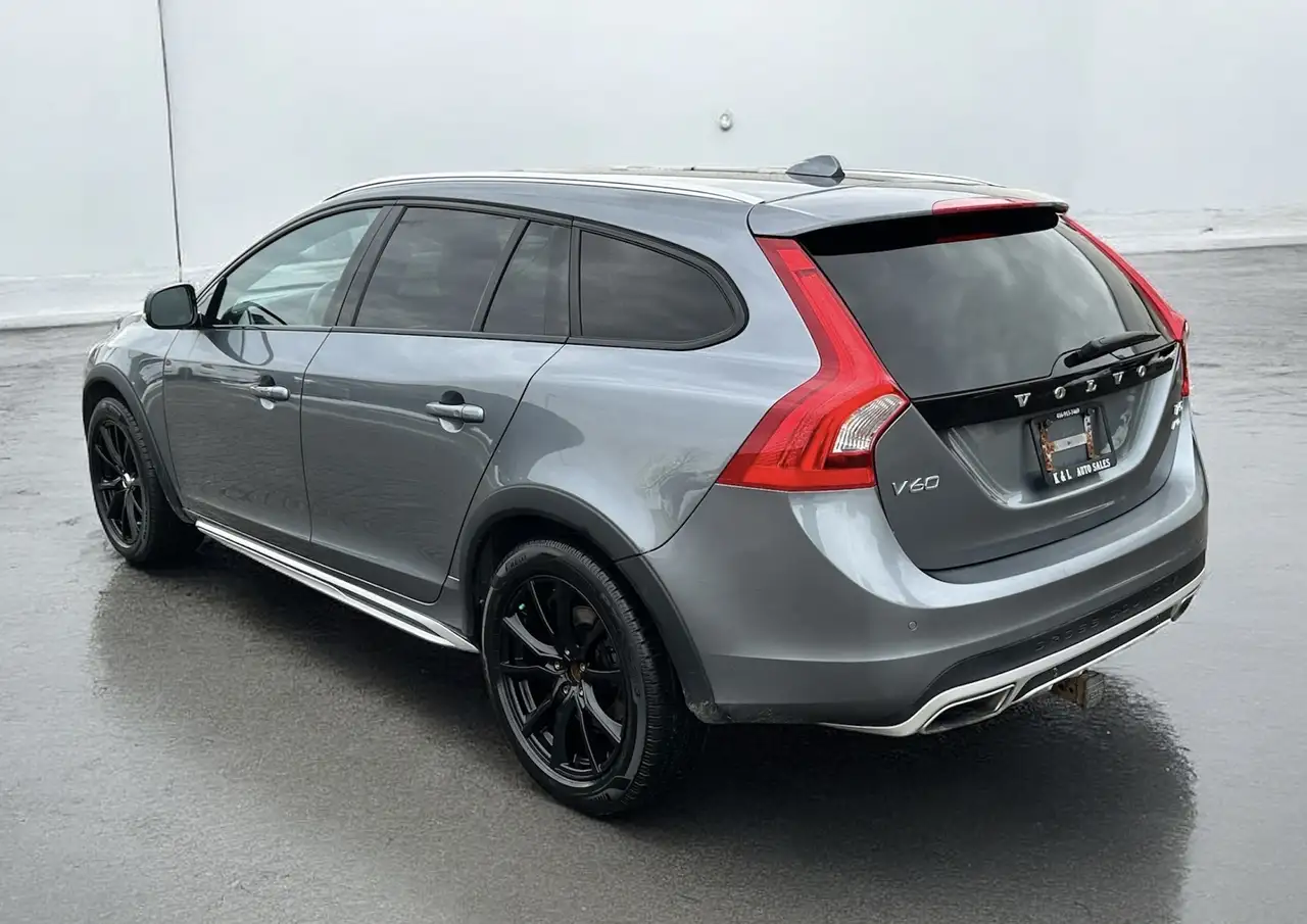 Volvo V60 Cross Country снимка Volvo V60 Cross Country