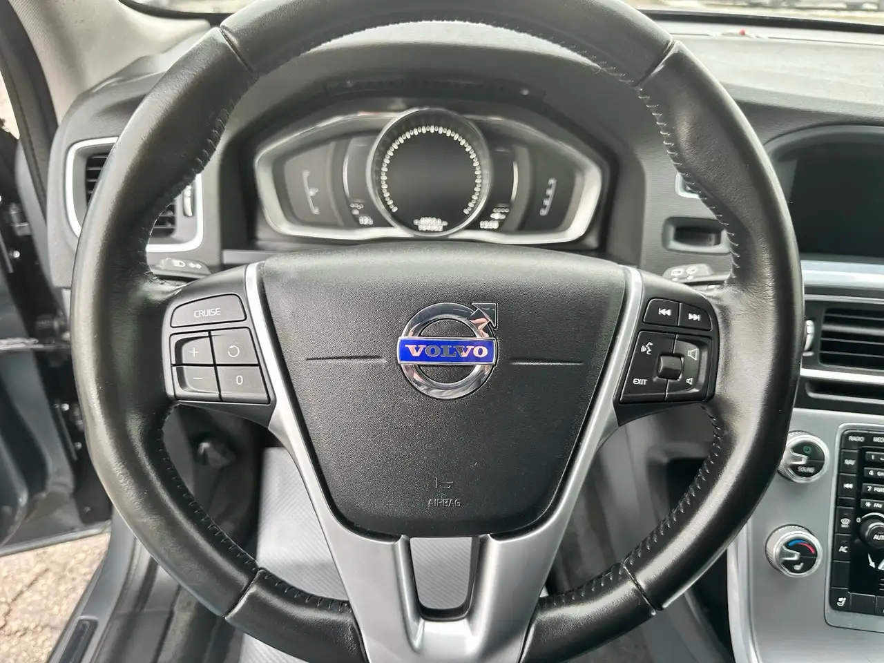 Volvo V60 Cross Country снимка Volvo V60 Cross Country