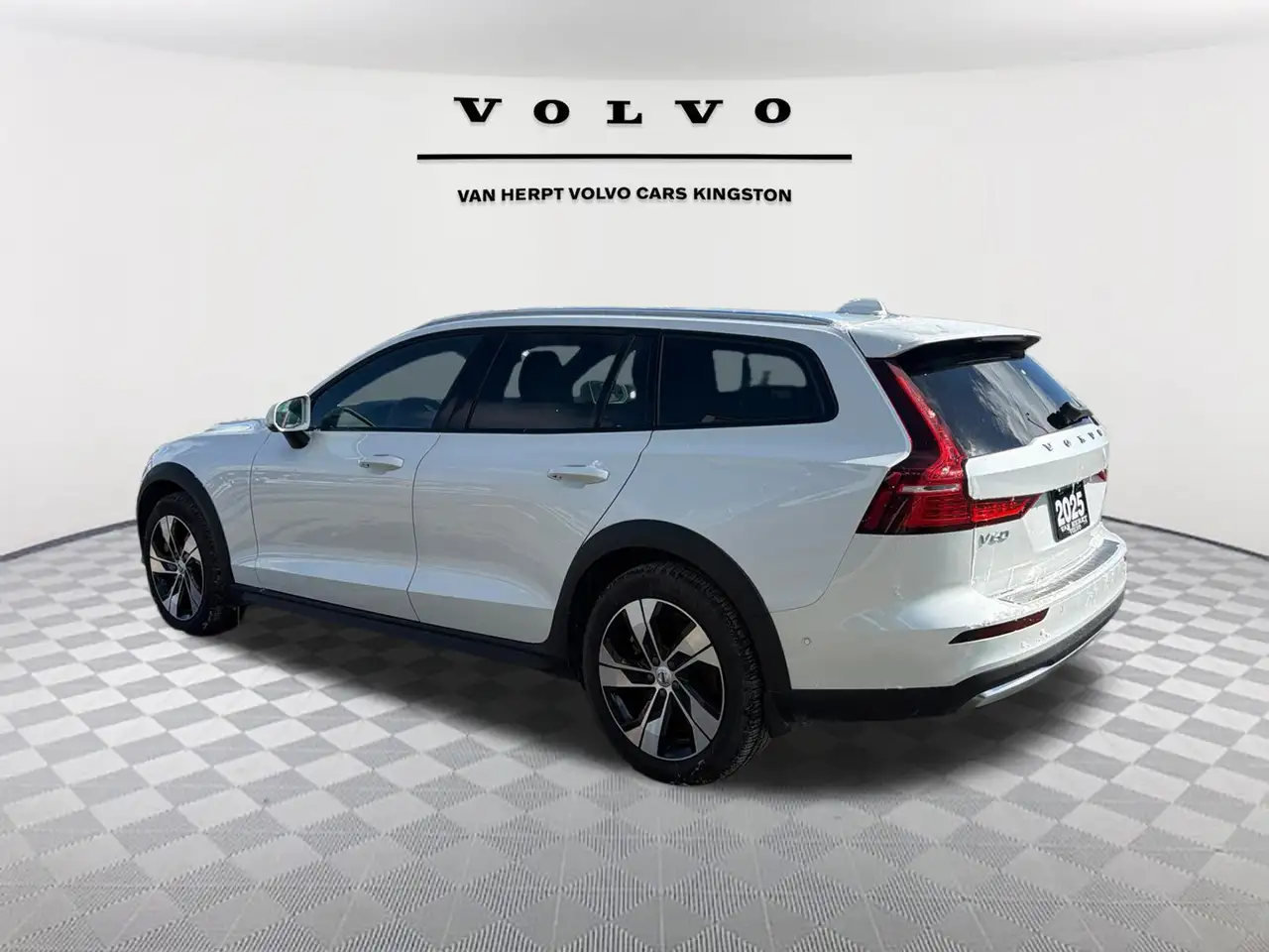 Volvo V60 Cross Country снимка Volvo V60 Cross Country