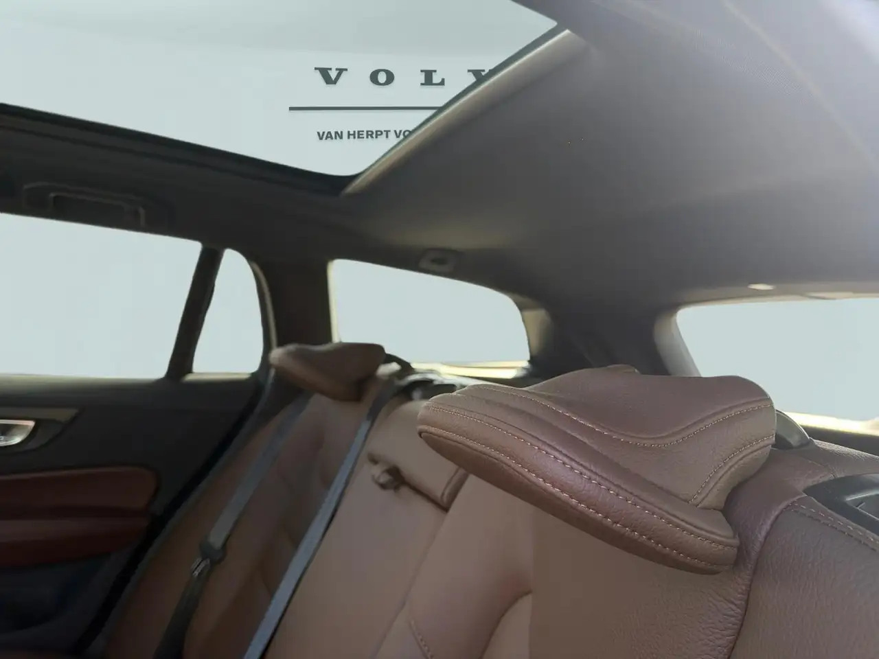 Volvo V60 Cross Country снимка Volvo V60 Cross Country
