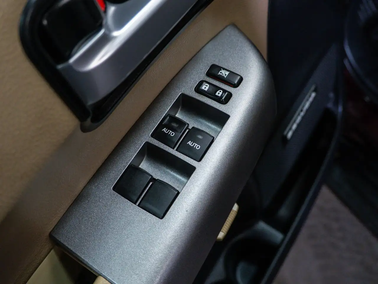 Toyota Sequoia снимка Toyota Sequoia