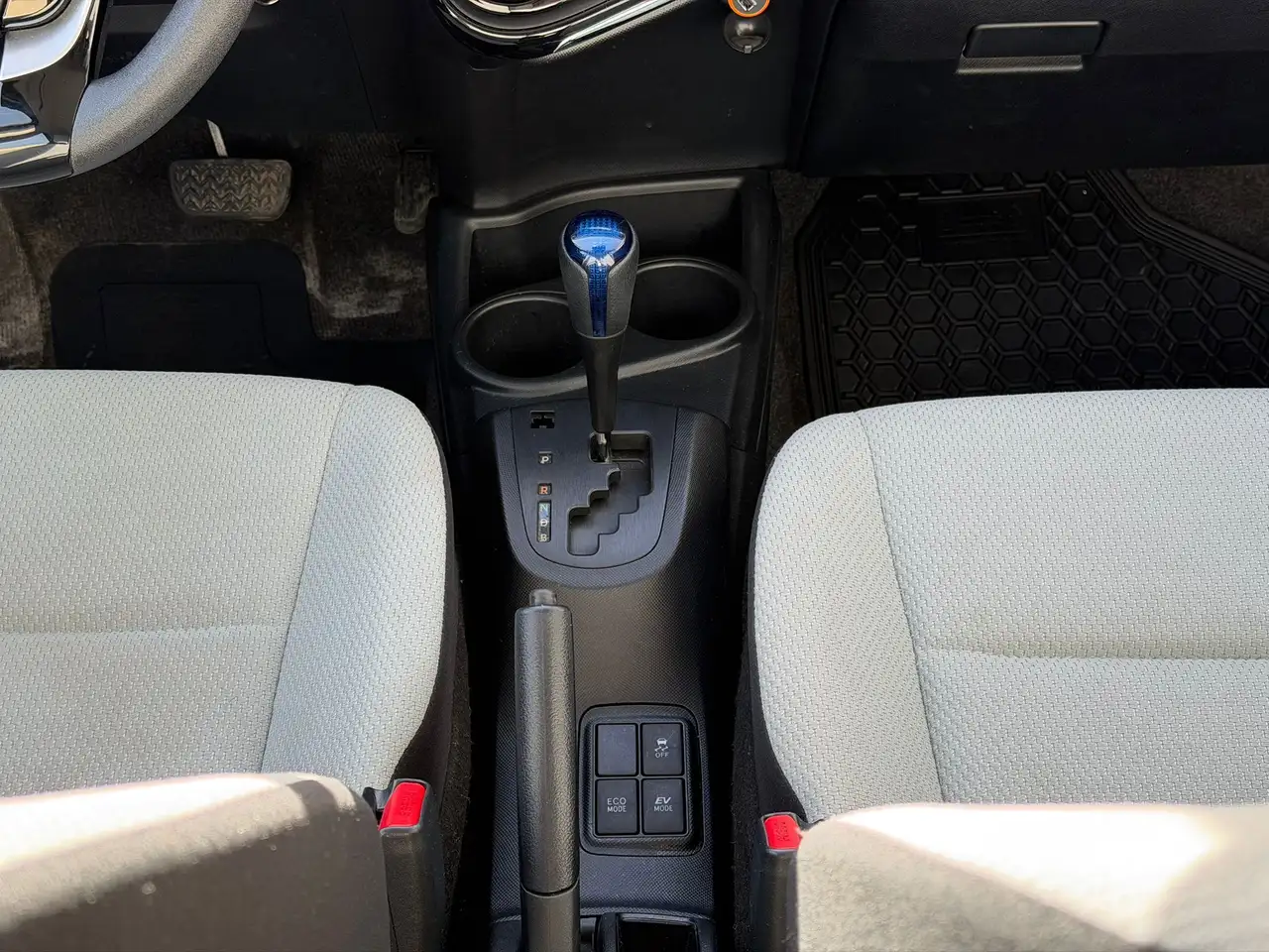 Toyota Prius c снимка Toyota Prius c