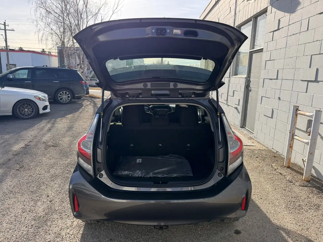 Toyota Prius c снимка Toyota Prius c