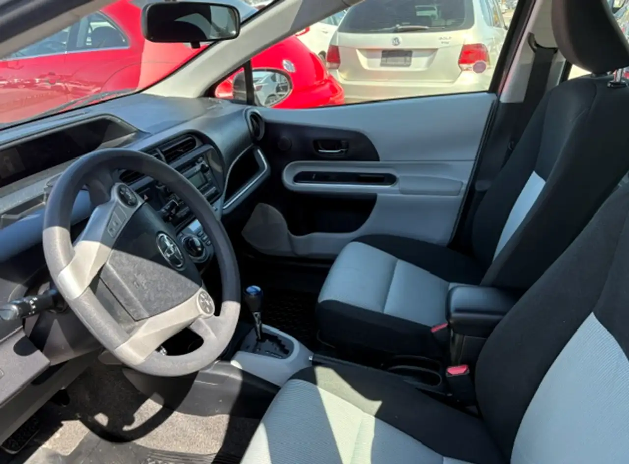 Toyota Prius c снимка Toyota Prius c