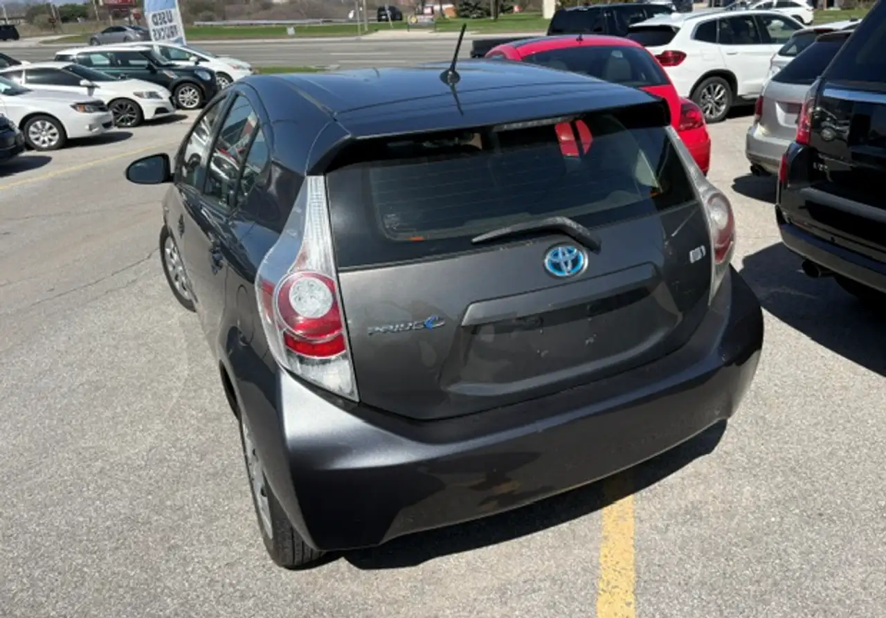 Toyota Prius c снимка Toyota Prius c