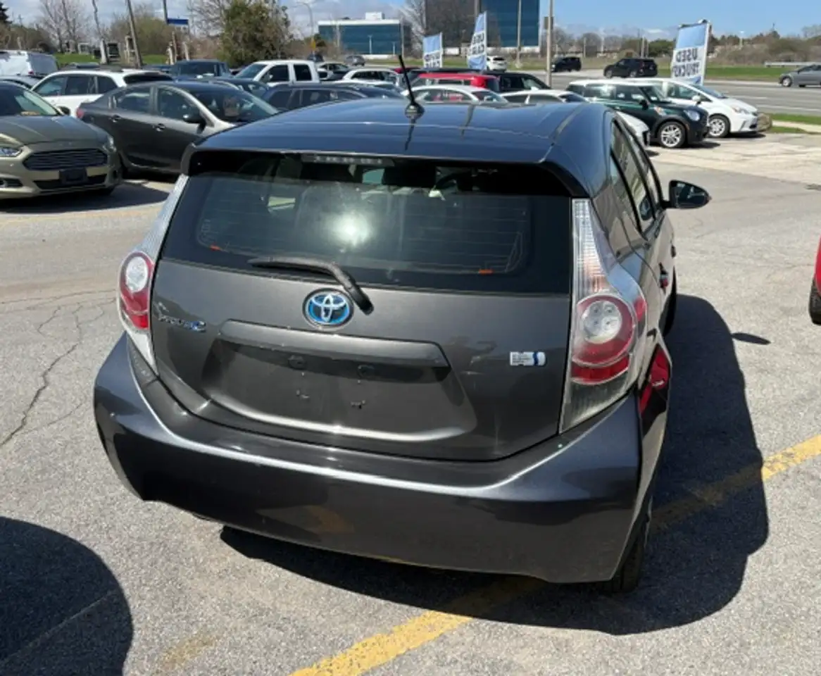 Toyota Prius c снимка Toyota Prius c
