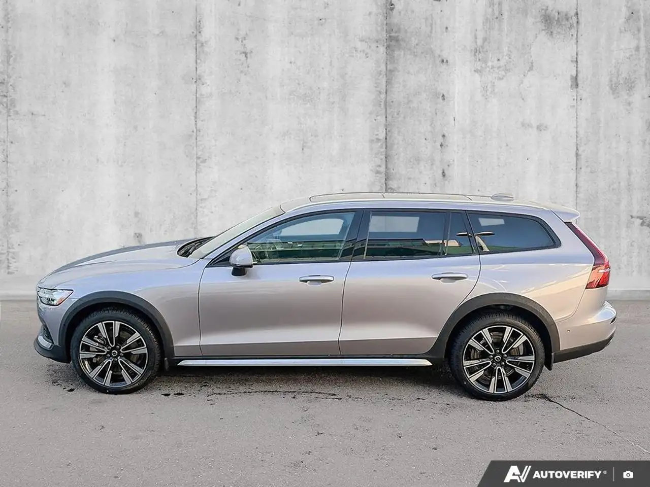 Volvo V60 Cross Country снимка Volvo V60 Cross Country
