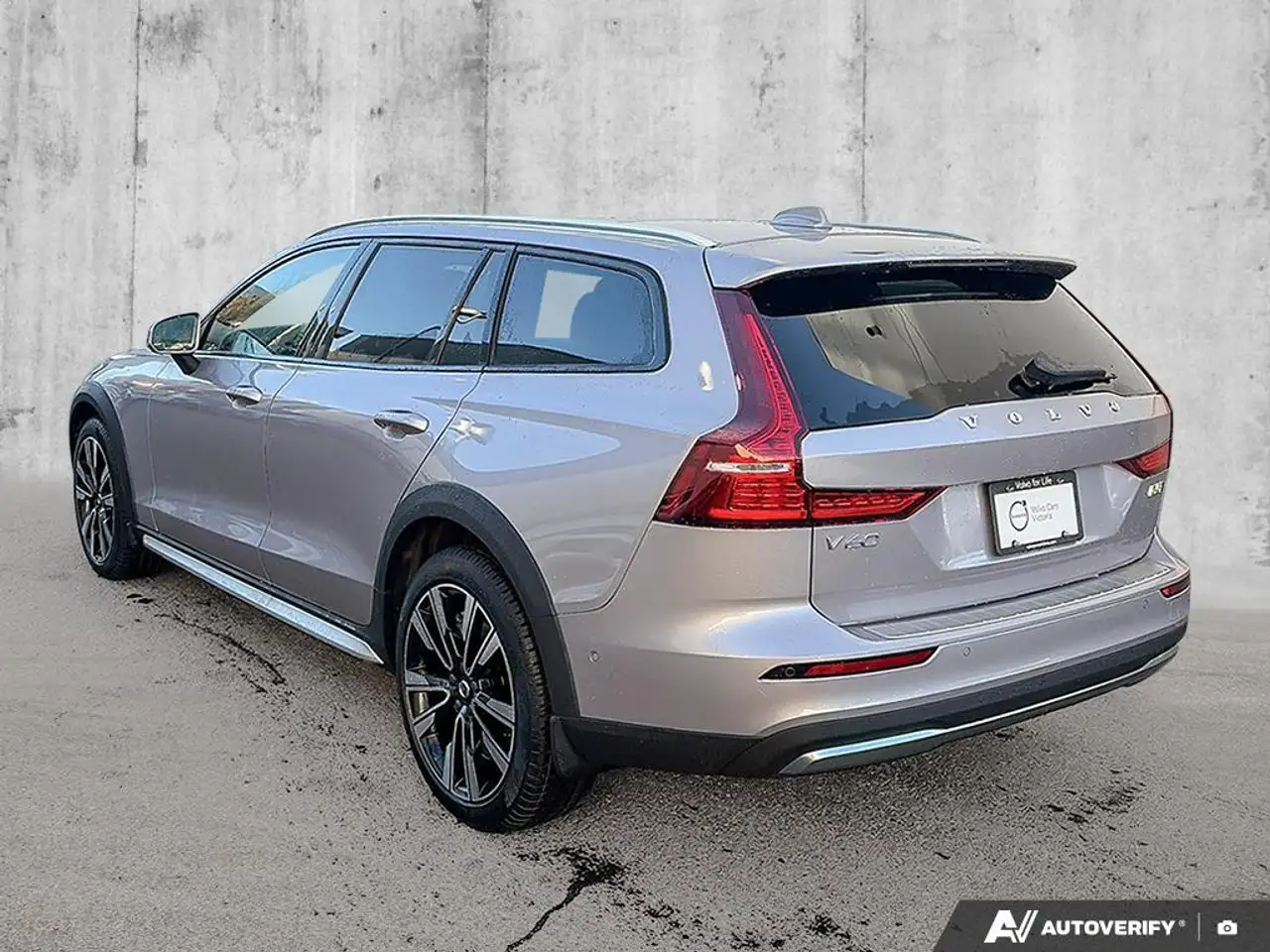 Volvo V60 Cross Country снимка Volvo V60 Cross Country
