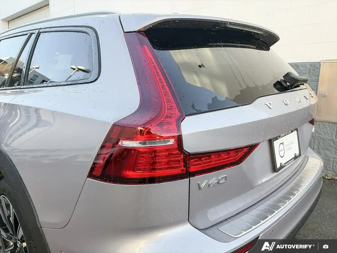 Volvo V60 Cross Country снимка Volvo V60 Cross Country