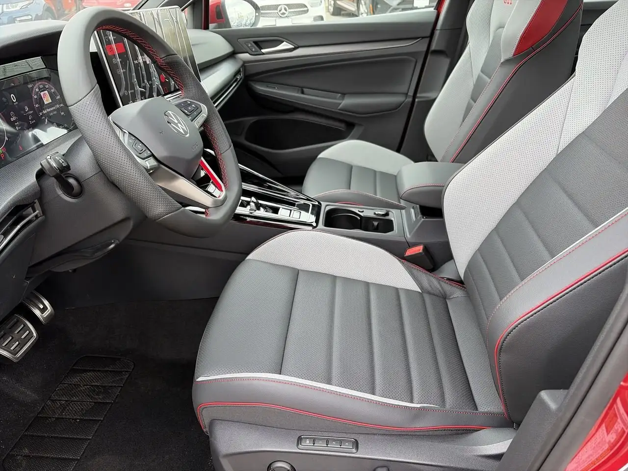 Volkswagen Golf GTI снимка Volkswagen Golf GTI