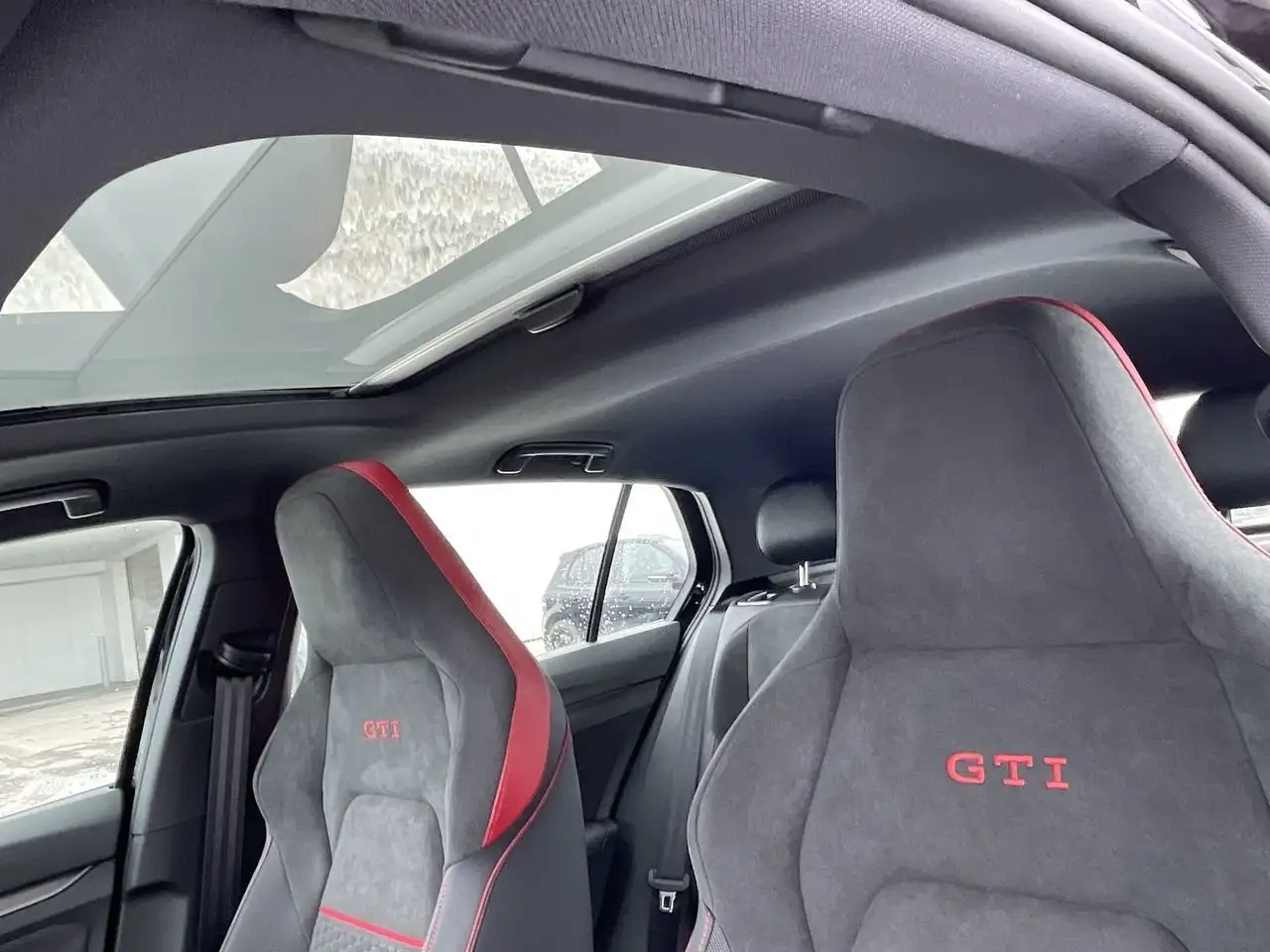 Volkswagen Golf GTI снимка Volkswagen Golf GTI
