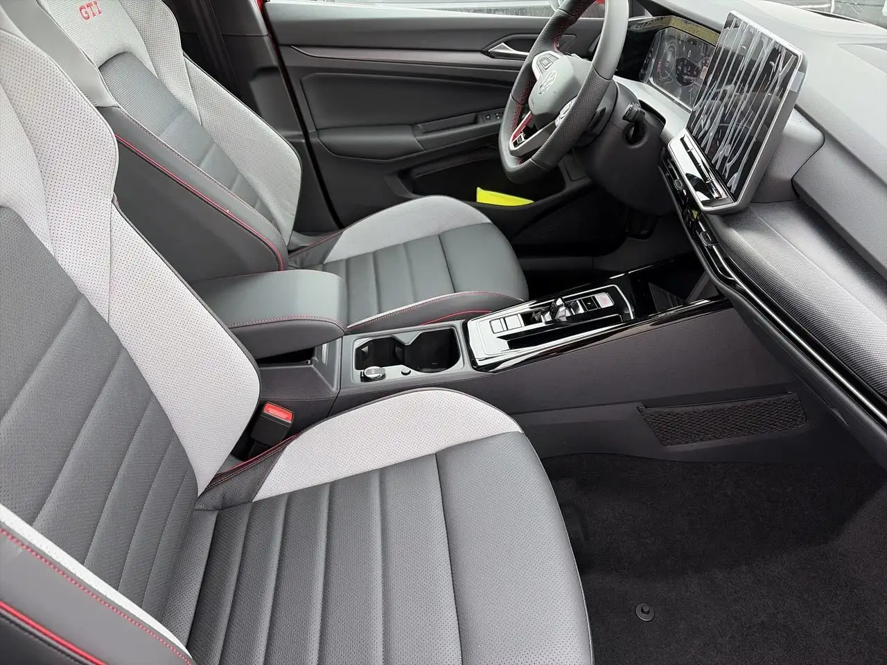 Volkswagen Golf GTI снимка Volkswagen Golf GTI