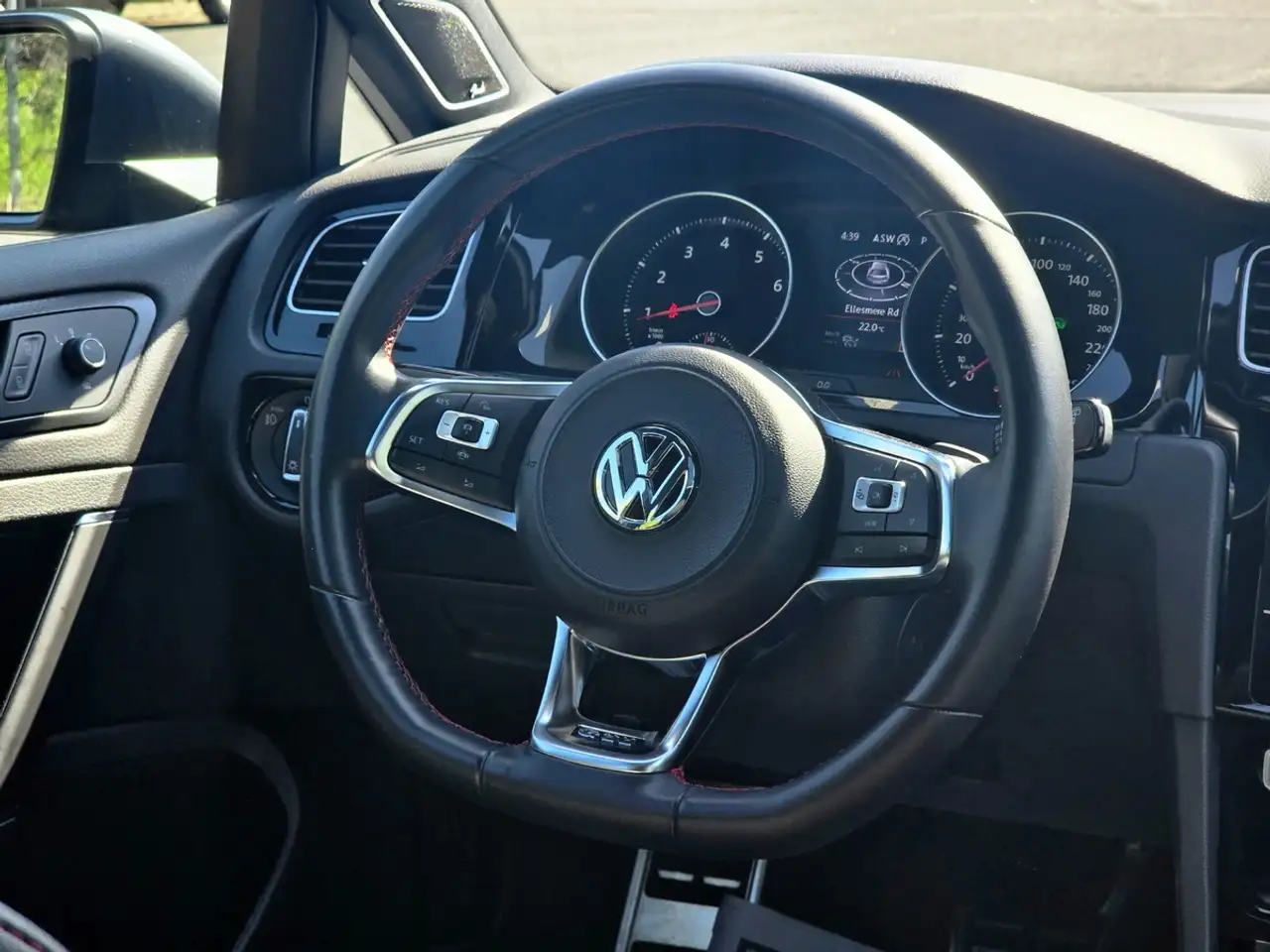 Volkswagen Golf GTI снимка Volkswagen Golf GTI