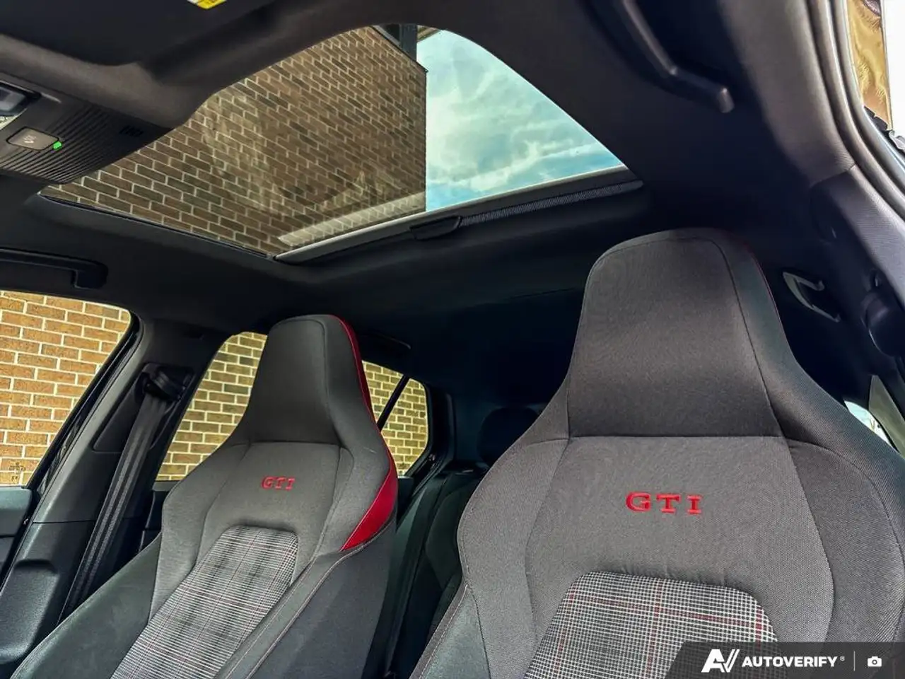 Volkswagen Golf GTI снимка Volkswagen Golf GTI