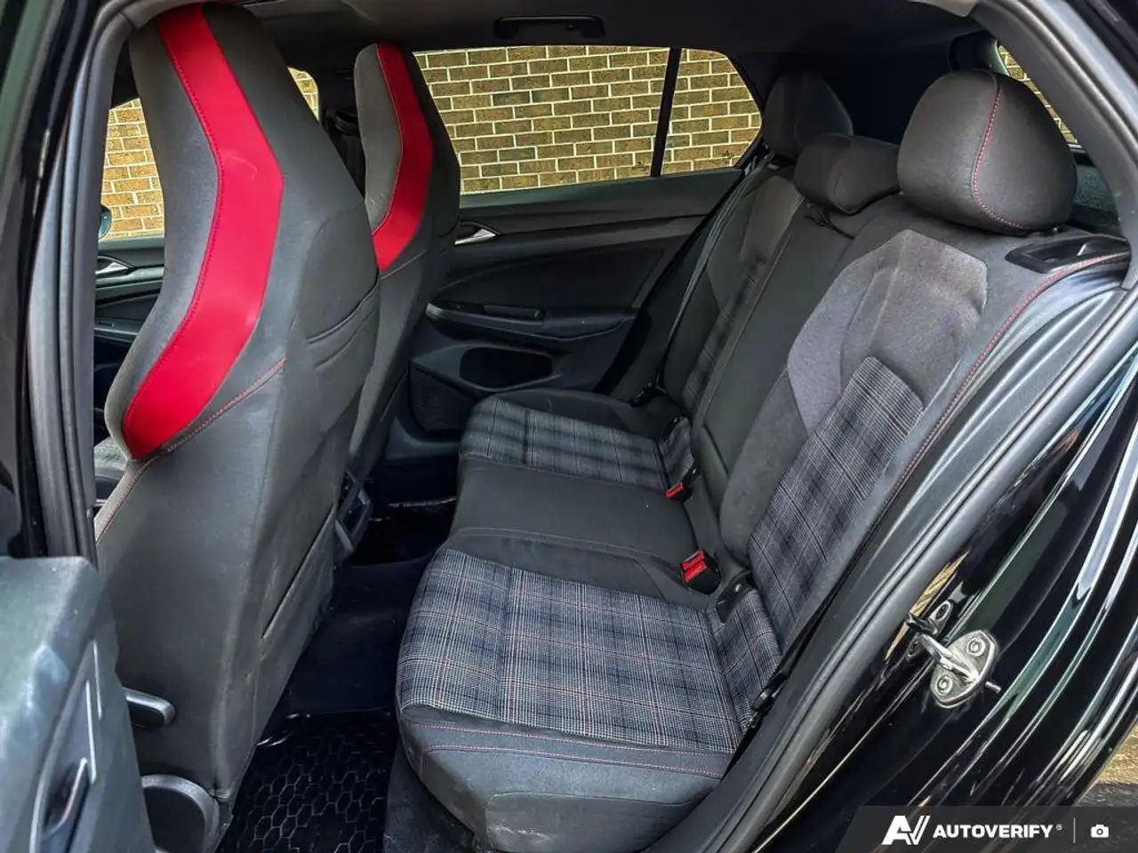 Volkswagen Golf GTI снимка Volkswagen Golf GTI