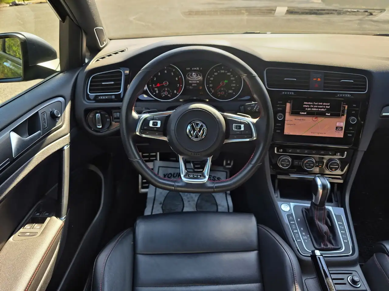 Volkswagen Golf GTI снимка Volkswagen Golf GTI
