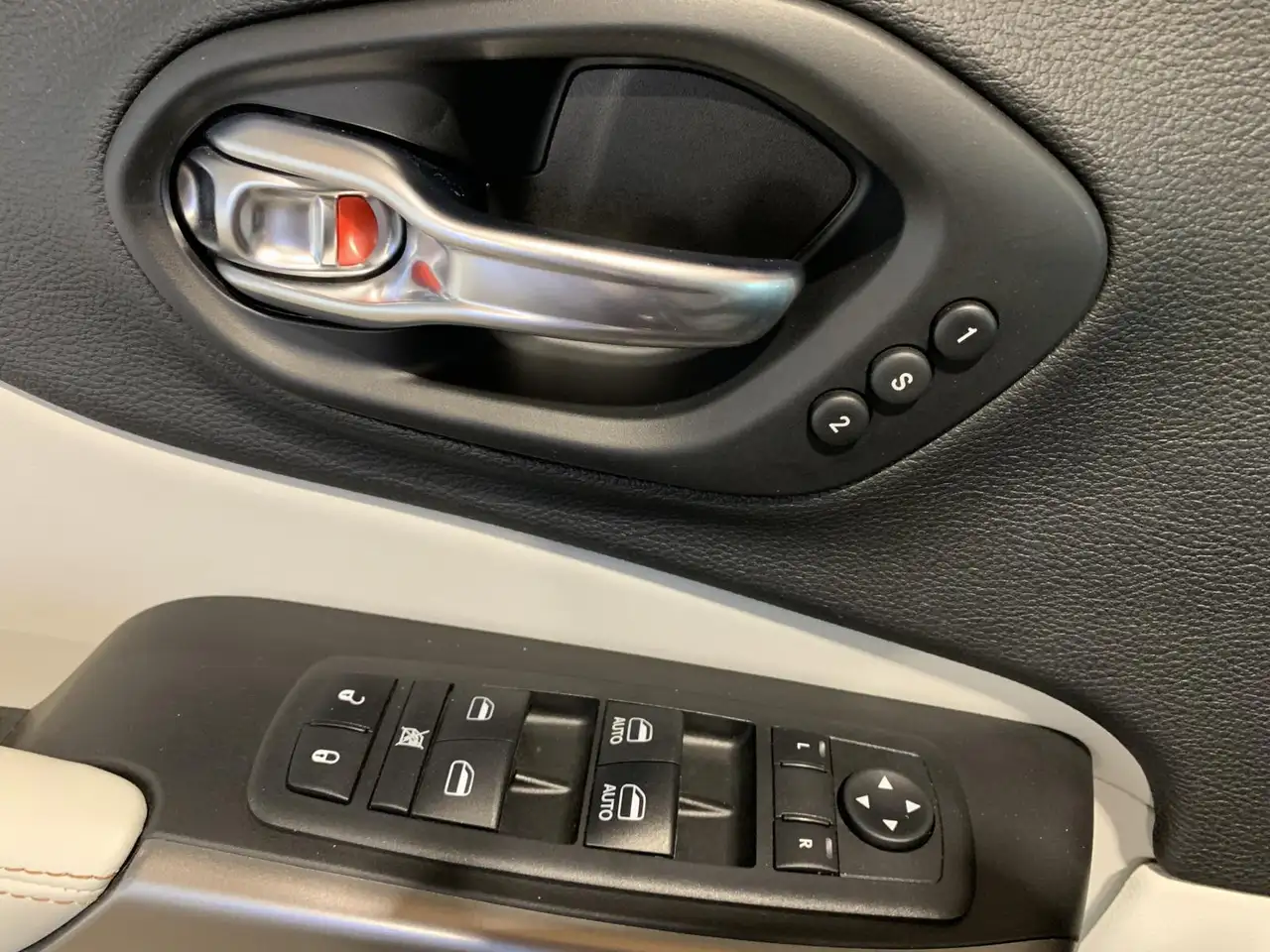 Jeep Cherokee снимка Jeep Cherokee