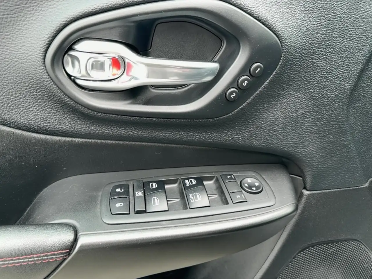 Jeep Cherokee снимка Jeep Cherokee