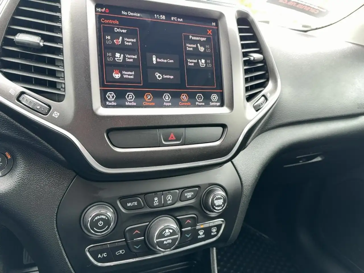 Jeep Cherokee снимка Jeep Cherokee