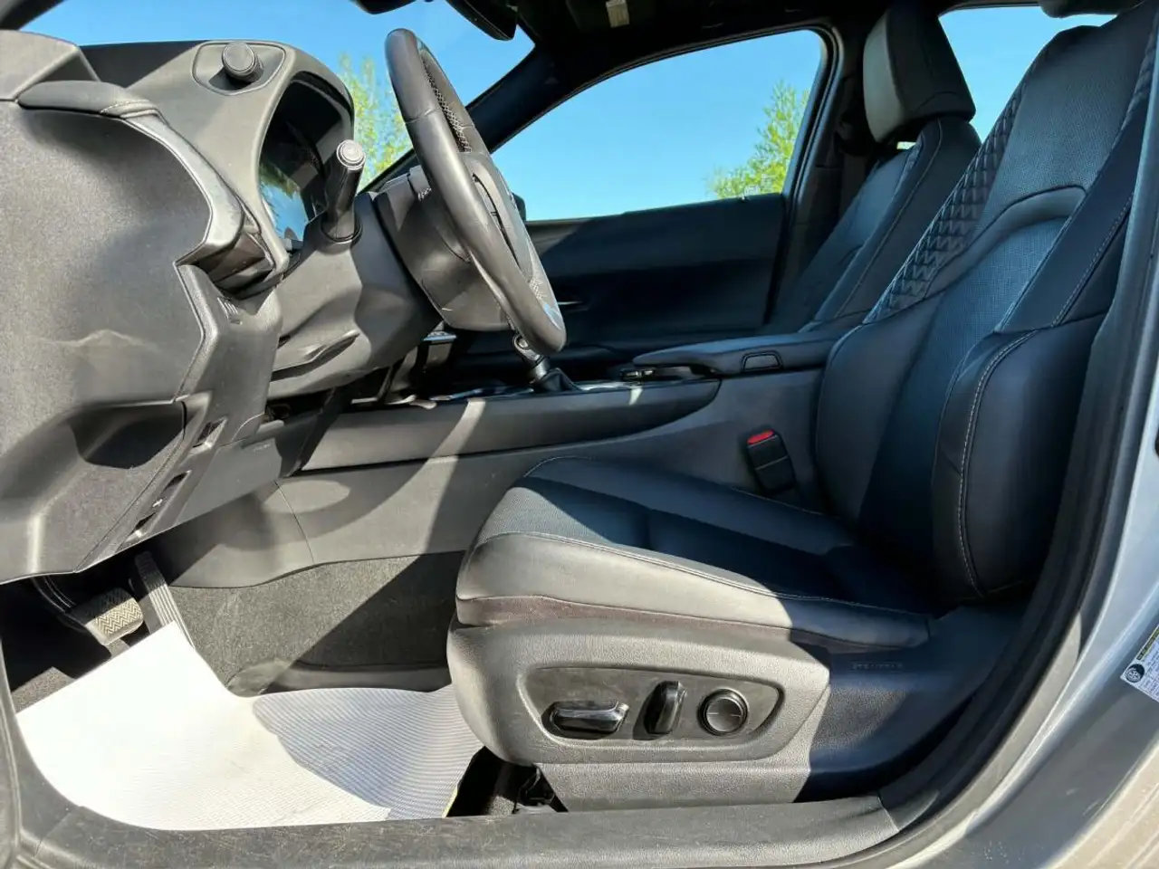 Lexus UX photo Lexus UX