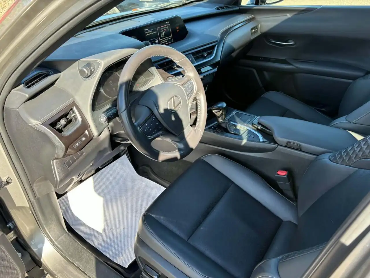 Lexus UX photo Lexus UX