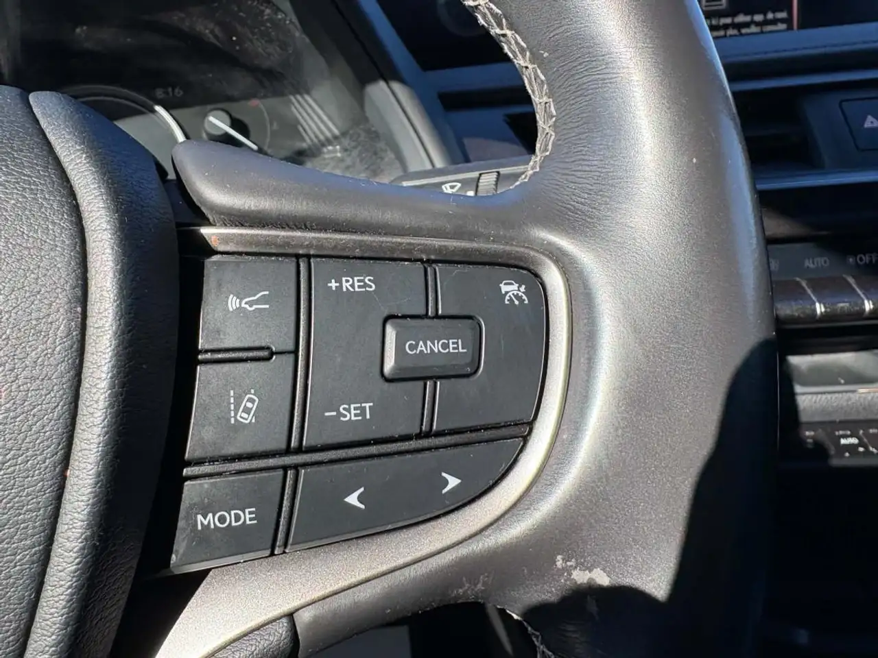 Lexus UX photo Lexus UX