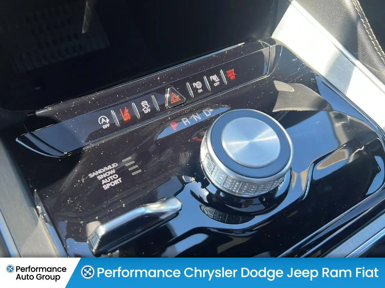 Jeep Grand Wagoneer снимка Jeep Grand Wagoneer