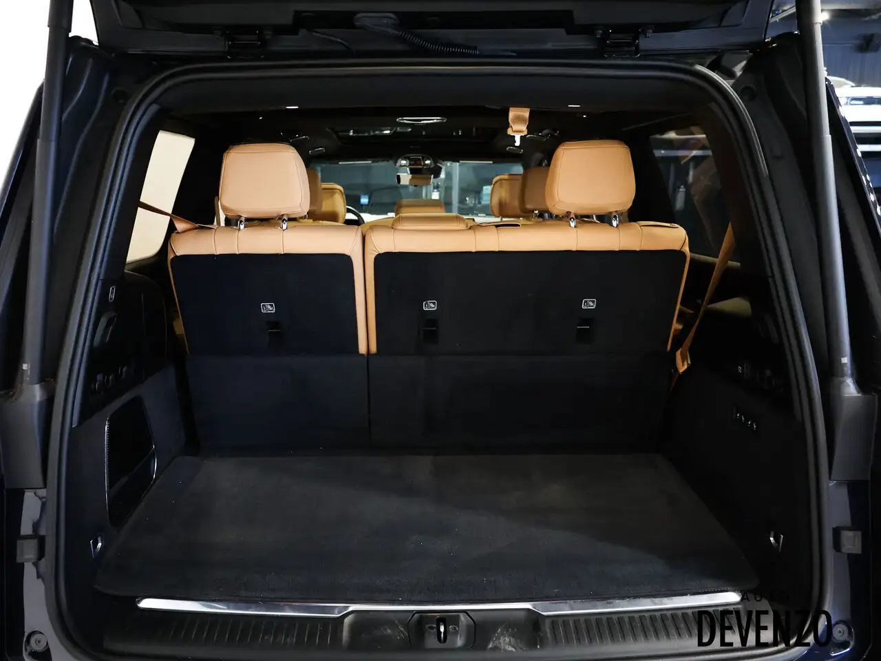 Jeep Grand Wagoneer снимка Jeep Grand Wagoneer