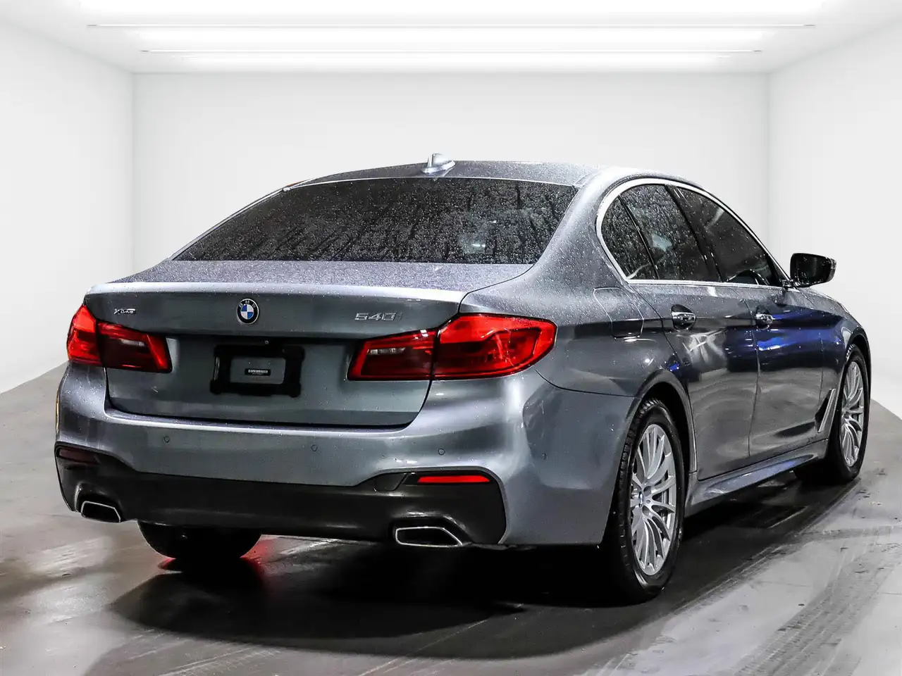 BMW 5 Series снимка BMW 5 Series