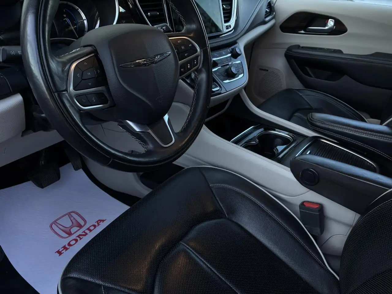 Chrysler Pacifica снимка Chrysler Pacifica