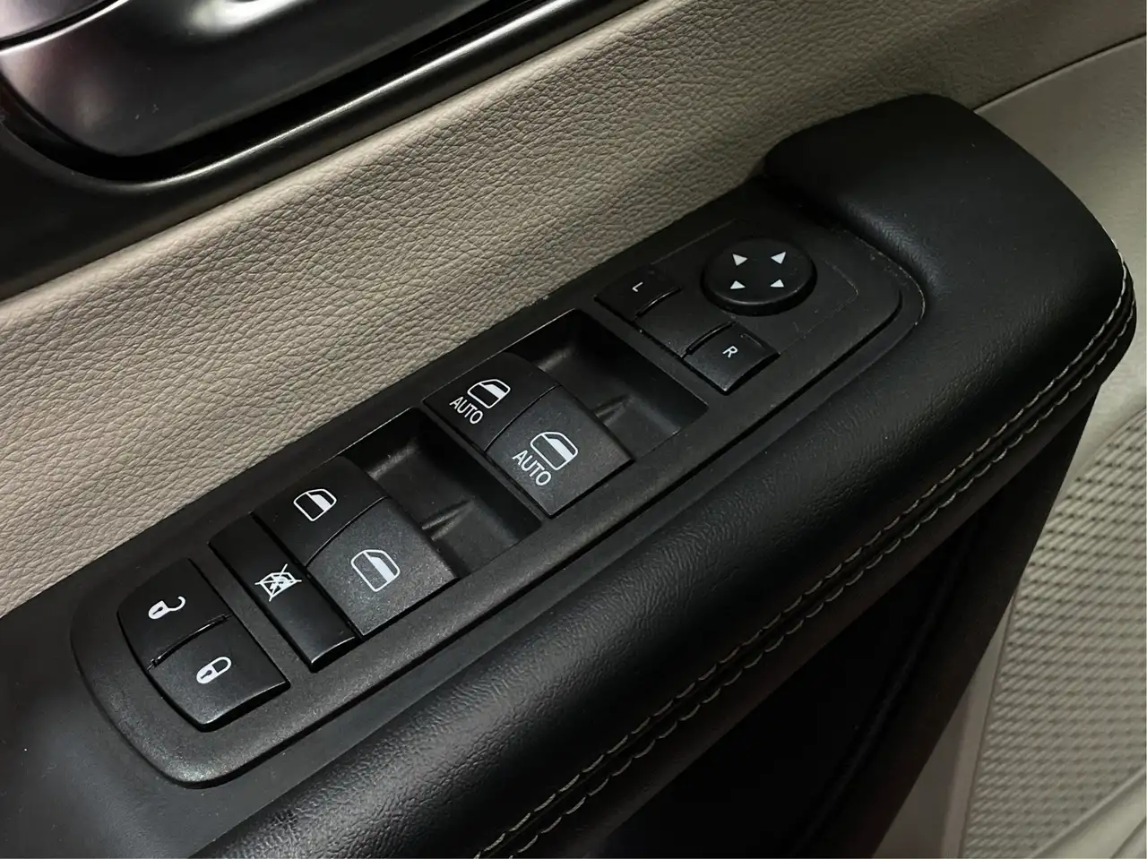 Chrysler Pacifica снимка Chrysler Pacifica
