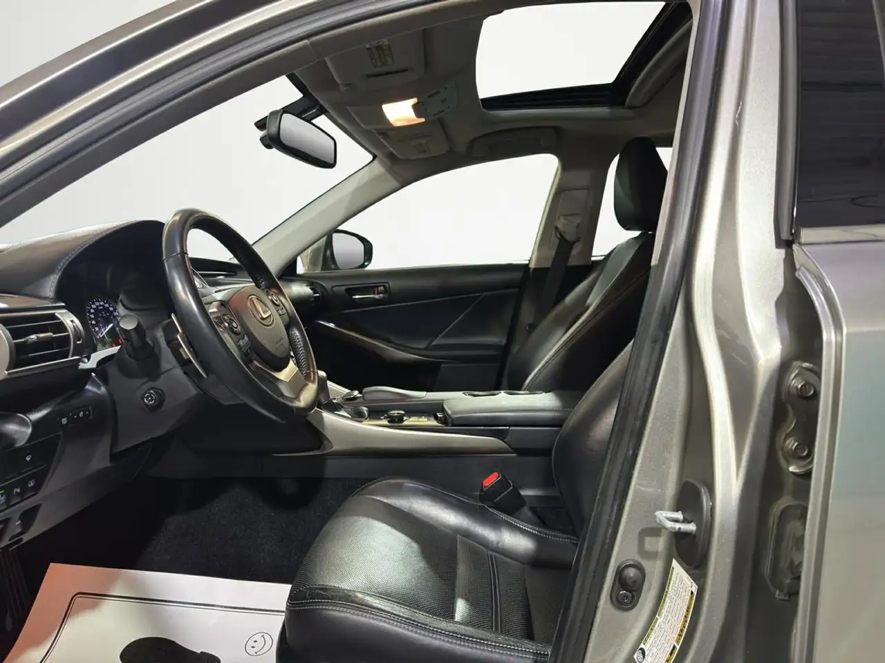 Lexus IS снимка Lexus IS