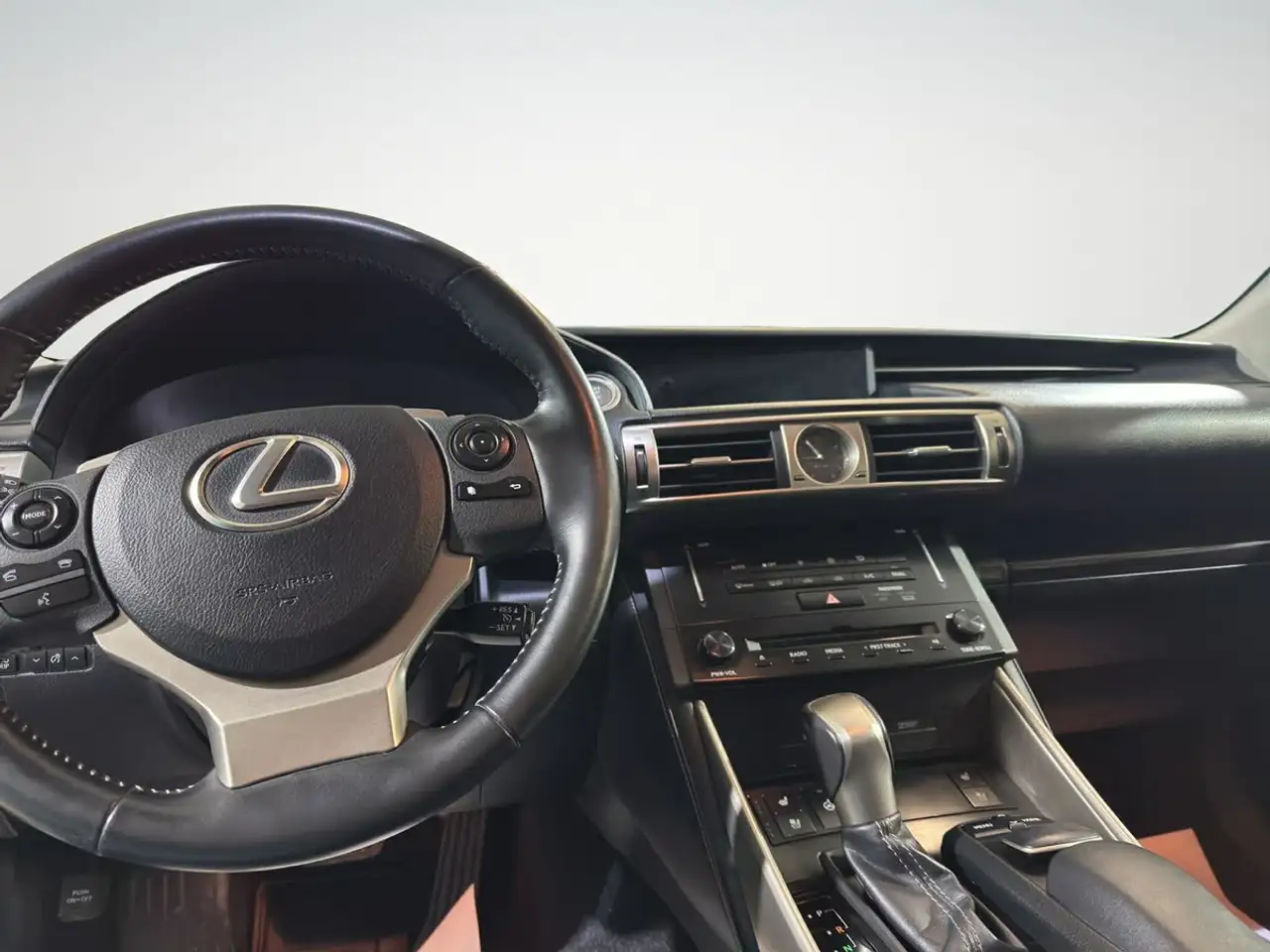 Lexus IS снимка Lexus IS