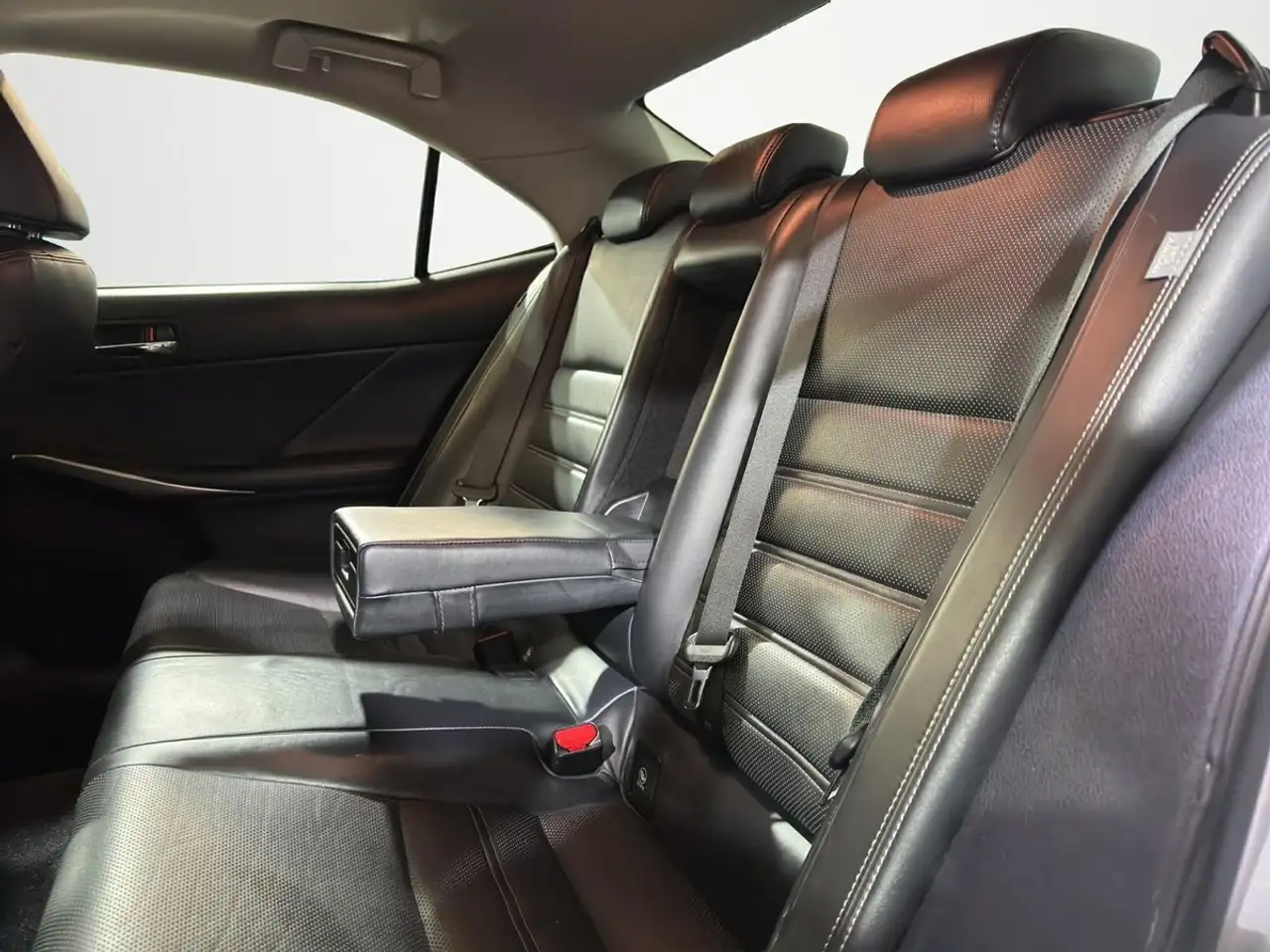 Lexus IS снимка Lexus IS