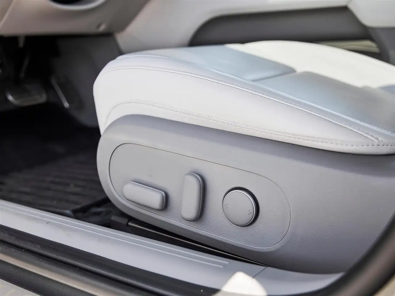 Hyundai IONIQ 6 photo Hyundai IONIQ 6
